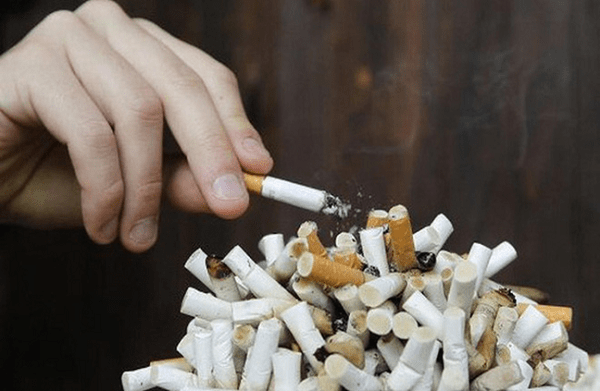 Hút thuốc lá là nguyên nhân gây ra ho Hút thuốc lá là nguyên nhân gây ra ho