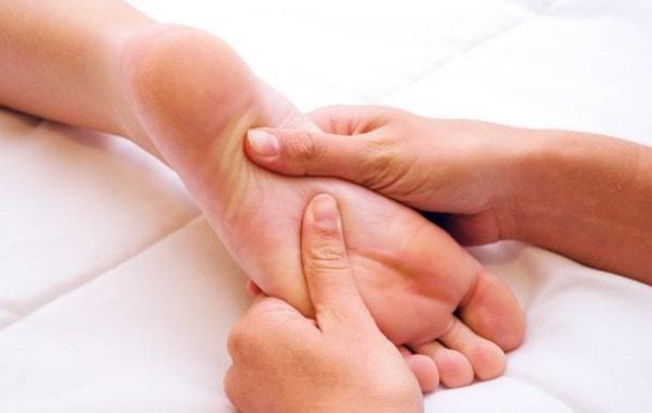 Cách tự chăm sóc khi gặp phải chứng đau bàn chân Cách tự chăm sóc khi gặp phải chứng đau bàn chân